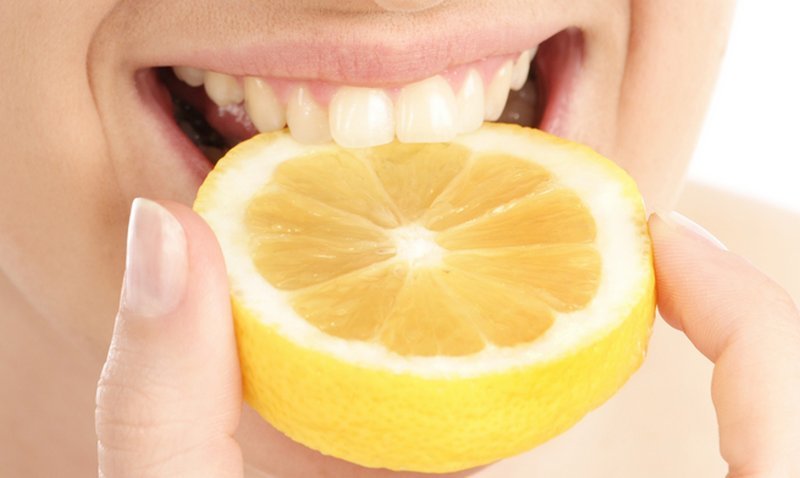 sbiancamento-denti-e-limone